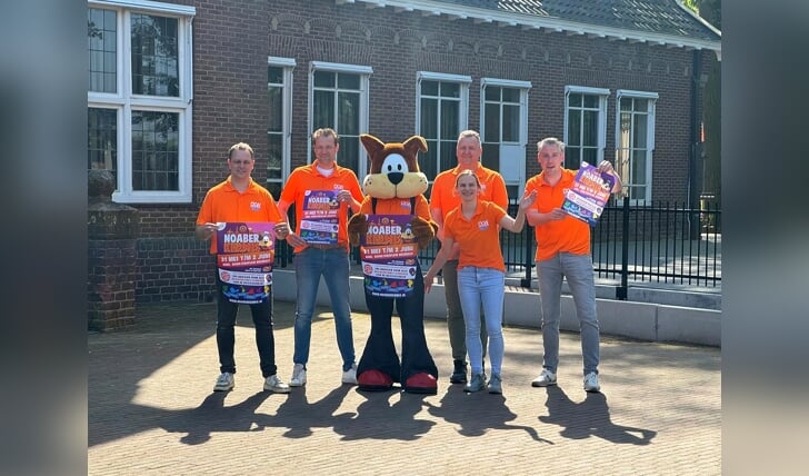 Mascotte Dirkie promoot onder leiding van het Oranjecomité Weerselo en de Noaberkermiscommissie de vernieuwde Weerselose kermis.