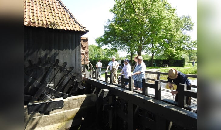 Bezoekers nemen een kijkje bij de watermolen in Oele. Eigen foto. 