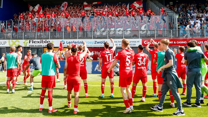 FC Twente viert feest in Zwolle. (Foto: Bas Everhard)