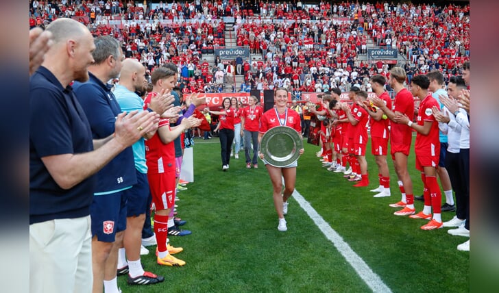 De spelers van FC Twente vormen een erehaag voor de vrouwen. Renate Jansen gaat voorop. (Foto: Bas Everhard)