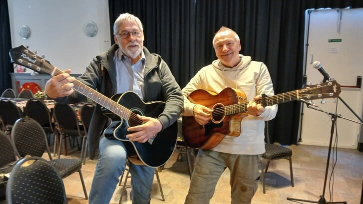 Gerrit Willering (links) en Hendrik Supheert starten een Gitaarcafé in Aadorp.