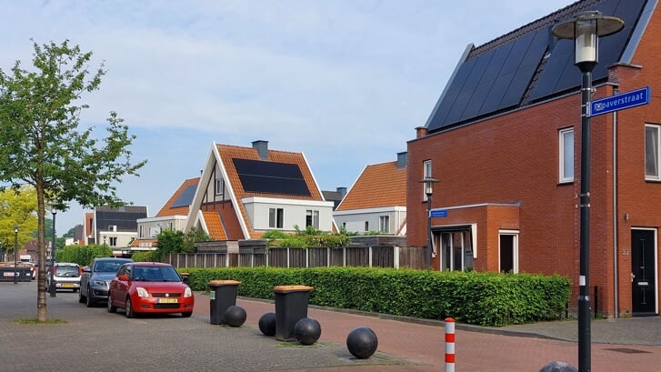 Op de daken van veel woningen in Enschede liggen zonnepanelen.