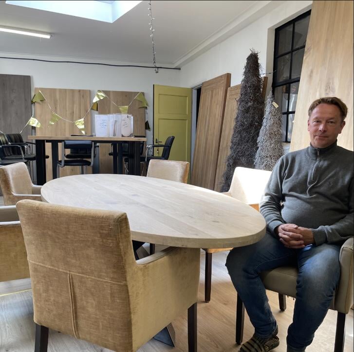 Mede-eigenaar Fabian Dijkstra te midden van de tafels en tafelbladen in de showroom van Mooie Tafels.
