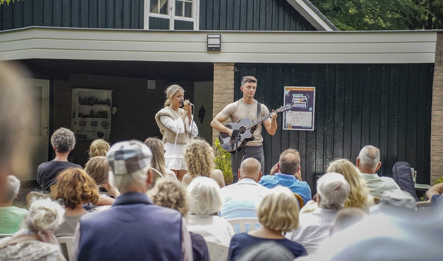 Naar muziek luisteren in andermans tuin. Foto: Joost Fokkema. 