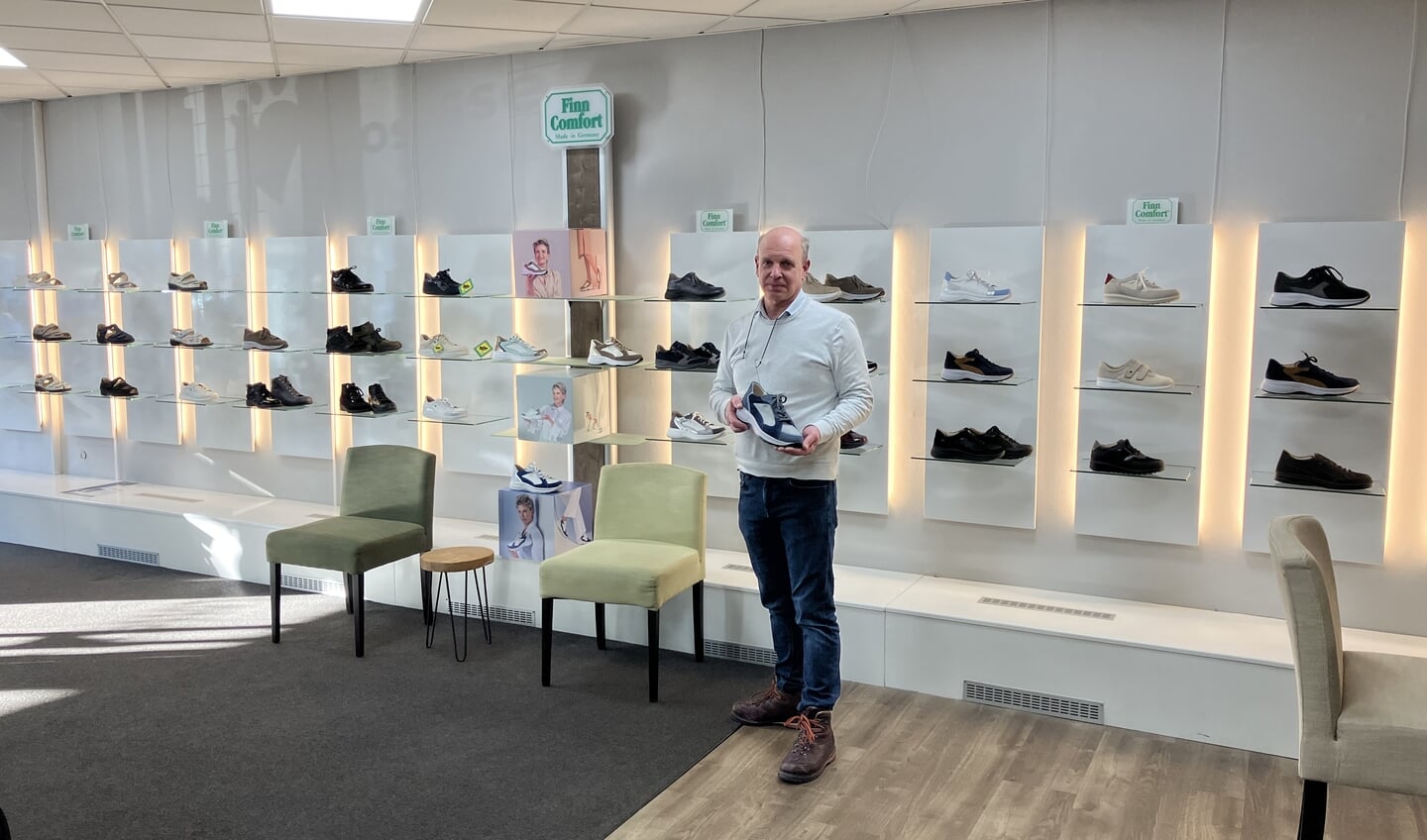 Henk Harmsen adviseert graag bij het vinden van de juiste schoenen.