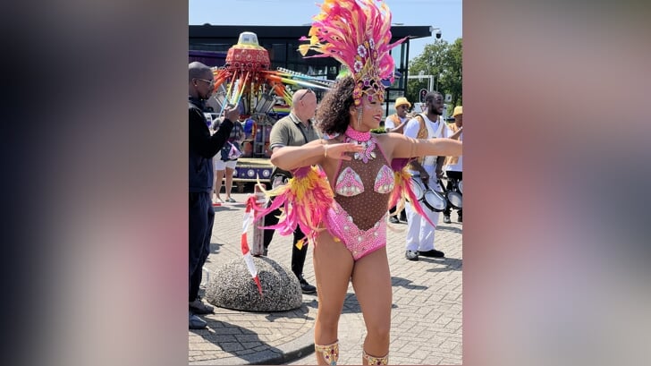 Dames in uitbundige verenkostuums dansen losjes op de beat. Durf je een dansje te wagen? 