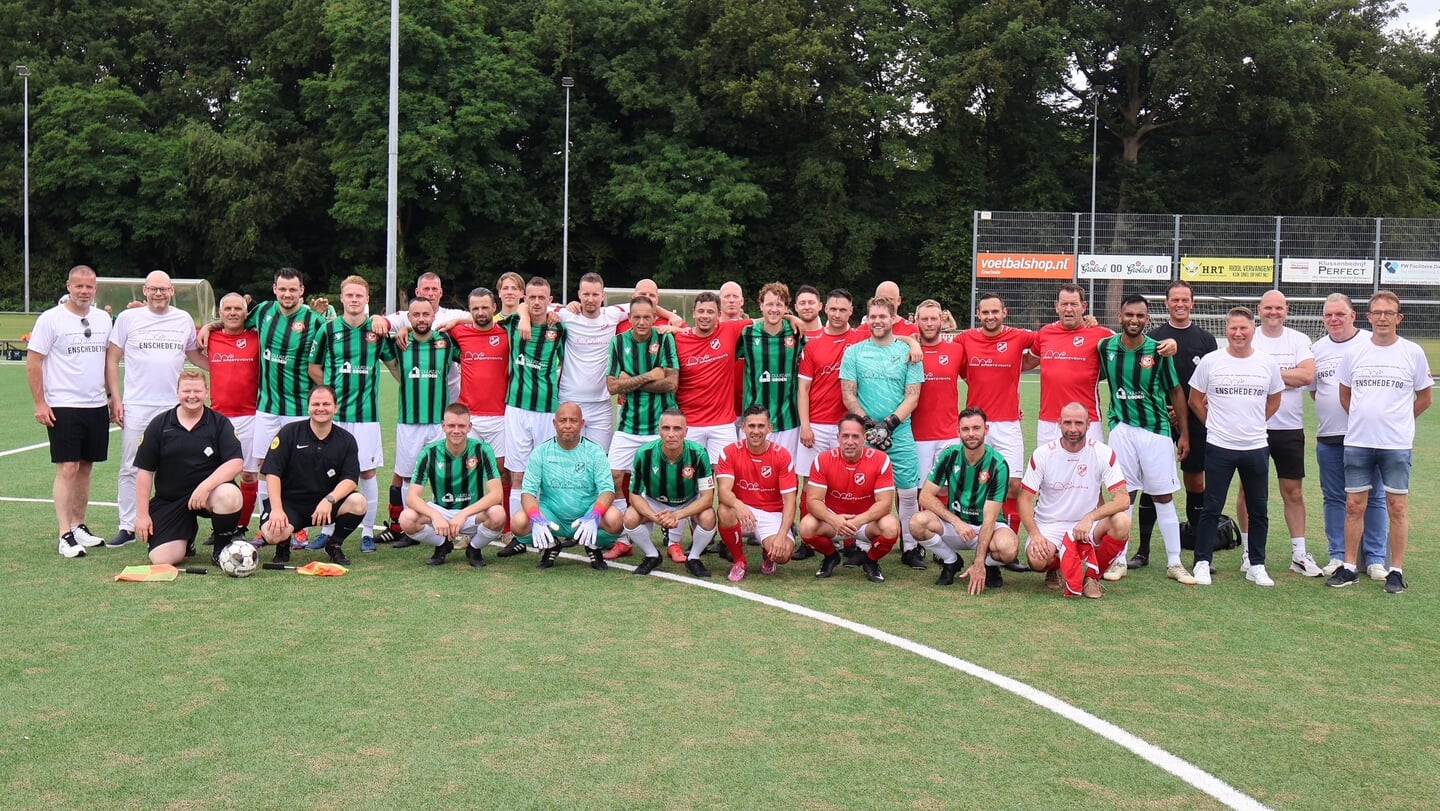 De Enschedese Selectie op het veld van UDI bij de Dag van het Enschedese Voetbal. Burgemeester Roelof Bleker was er ook.