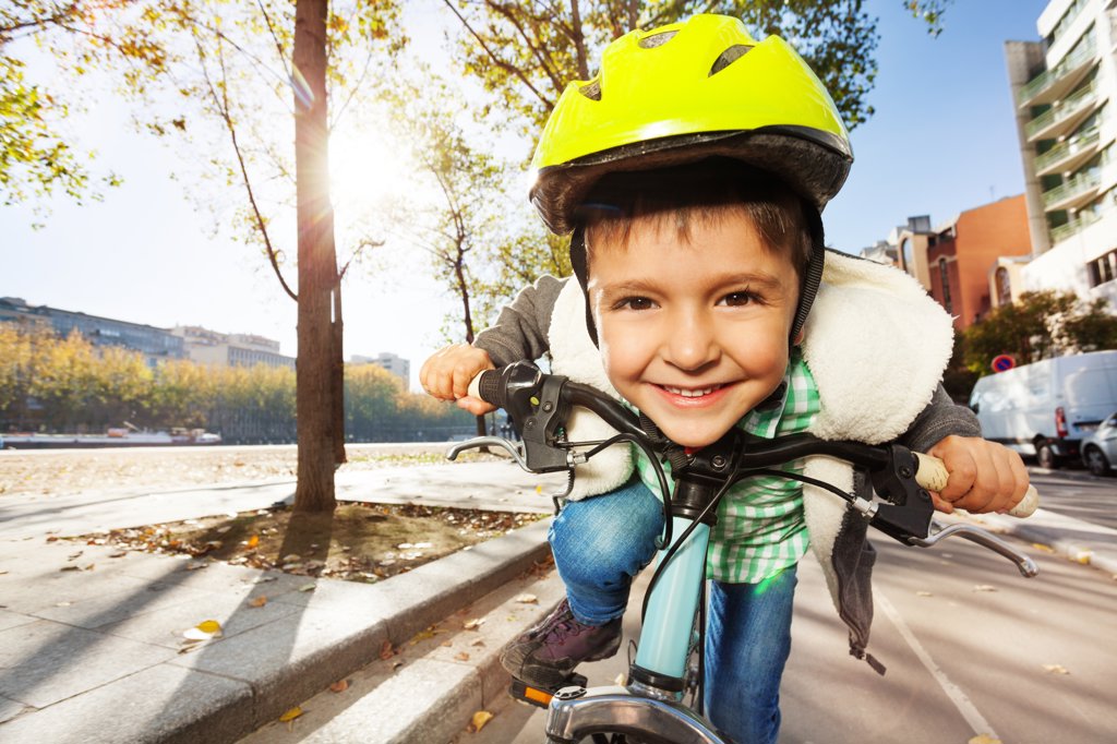 Veel kinderen fietsen de komende tijd weer voor het eerst naar school, al dan niet via nieuwe routes. Let een beetje op elkaar.