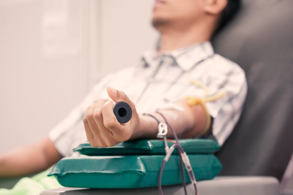 De bloedbank moet tegenwoordig veel meer moeite doen om bestaande donoren langs te laten komen.