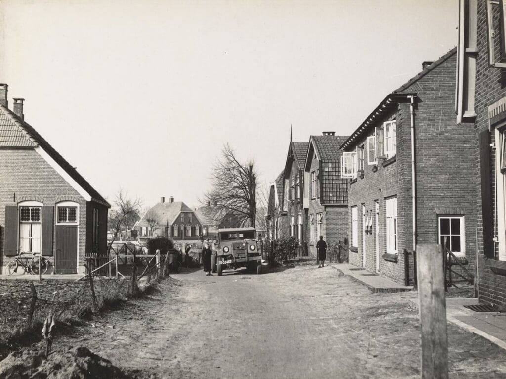 RIJSSEN - Holtentorensweg in de jaren zestig waar stratenmakers bezig zijn met de wegverharding. 