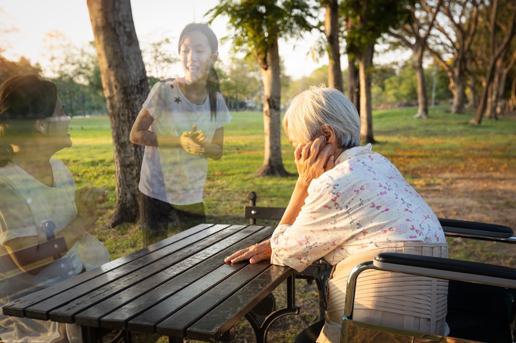 Vooral tijdens vakantieperioden, wanneer familie niet op bezoek komt, kunnen ouderen zich eenzaam voelen.