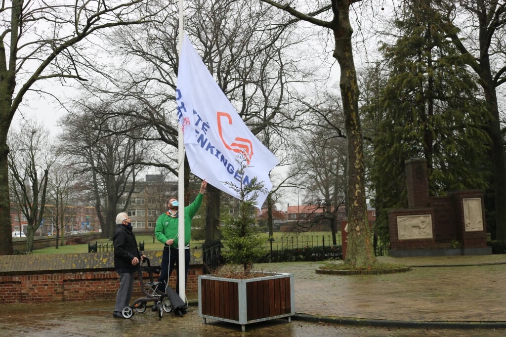 RIJSSEN - Roelf Wolterink (links) en Johan Nijeboer hangen de Comite-vlag in de mast.