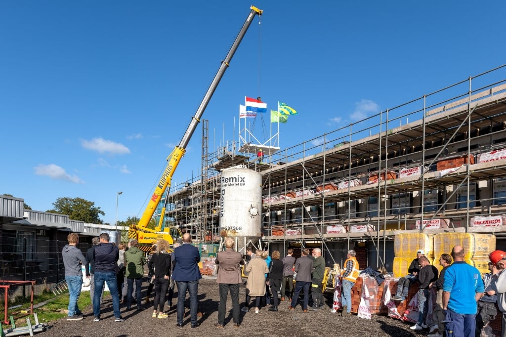 Feest bij het bereiken van het hoogste punt van de eerste nieuwe vleugel van woonzorglocatie Het Meulenbelt in Almelo.