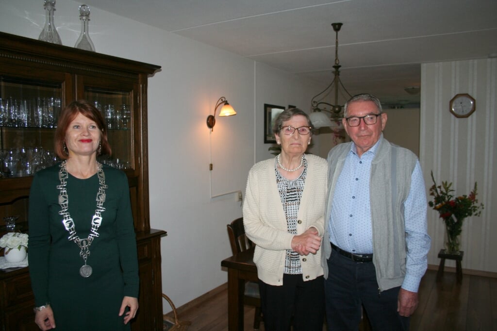 Het echtpaar Mink-Brinks vierde afgelopen weekend hun 60-jarig jubileum in Losser. Burgemeester Cia Kroon kwam langs om hen te feliciteren.