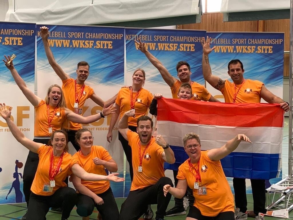 De gehele Nederlandse ploeg die deelnam aan het EK kettlebell in Zweden afgelopen weekend. Zij behaalden diverse successen bij deze fysiek én mentaal zware sport.