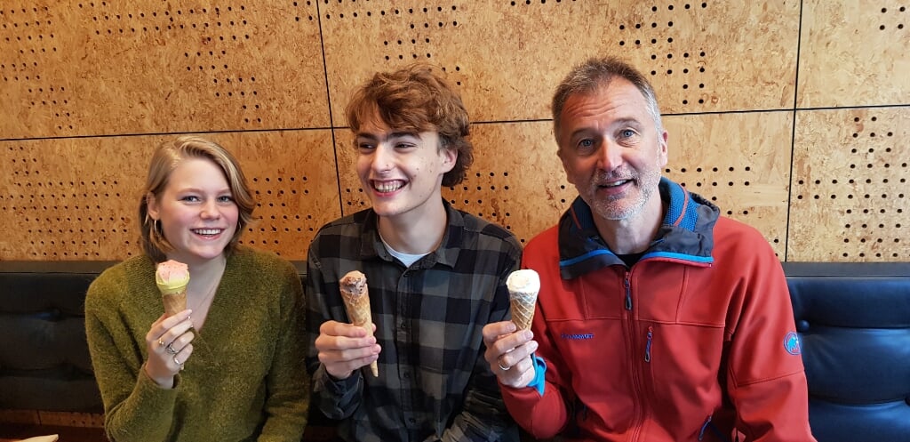 Laura Snijders en Ruben en Peter Hoekenga eten een ijsje in de pauze van de Matthäus-repetitie. (info: www.exarte.nl)
