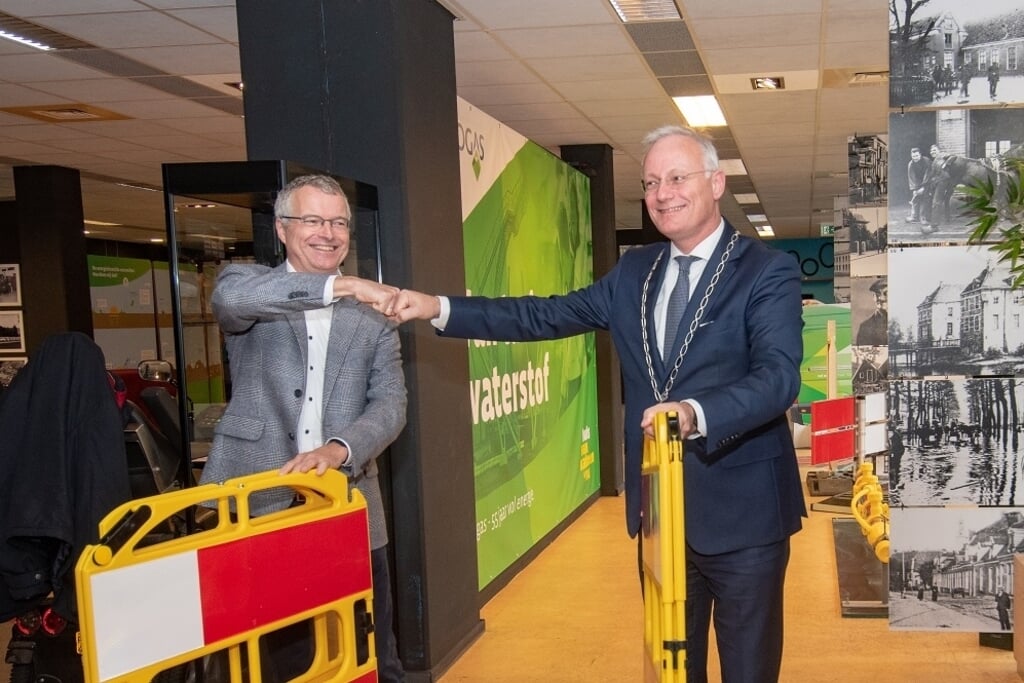 Burgemeester Arjen Gerritsen en Cogas directeur Gerald de Haan hebben samen de expositie in het Huis van Katoen en Nu geopend.