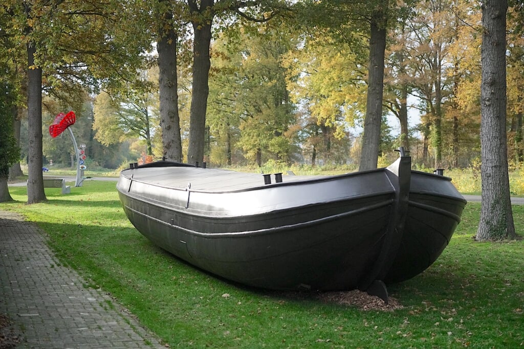 Het historische turfschip staat symbool voor de handel die dankzij het kanaal mogelijk was tussen Twente en Duitsland. Een geschiedenis die volgens de gemeenten aandacht verdient.