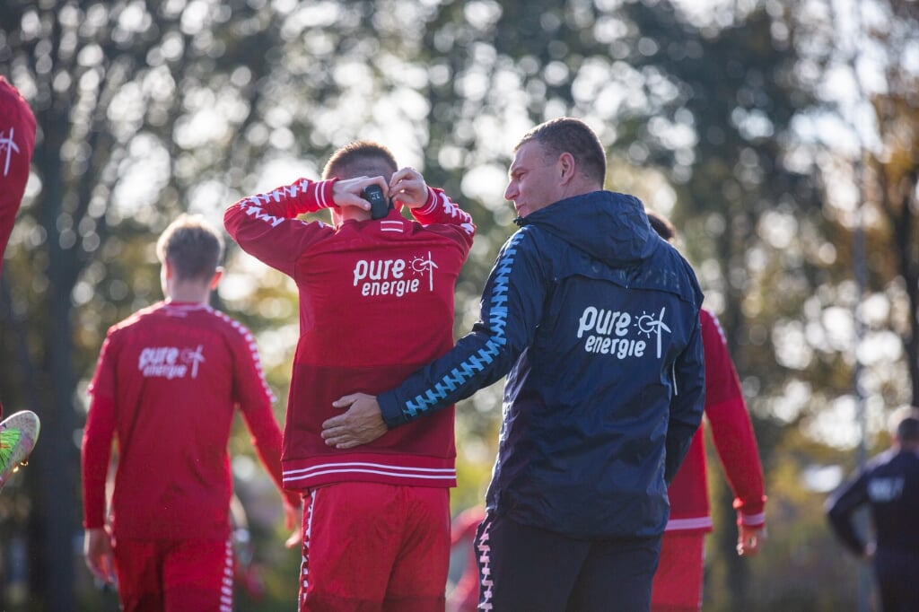 Assistent-trainer Andries Ulderink voelt zich prima bij FC Twente. (Foto: FC Twente Media/Stef Heerink)