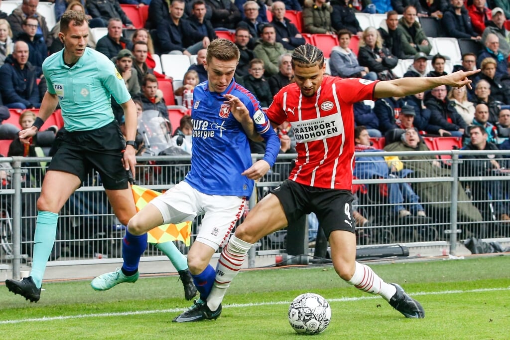 Daan Rots in actie tegen PSV in Eindhoven. (Foto: FC Twente Media/Bas Everhard)