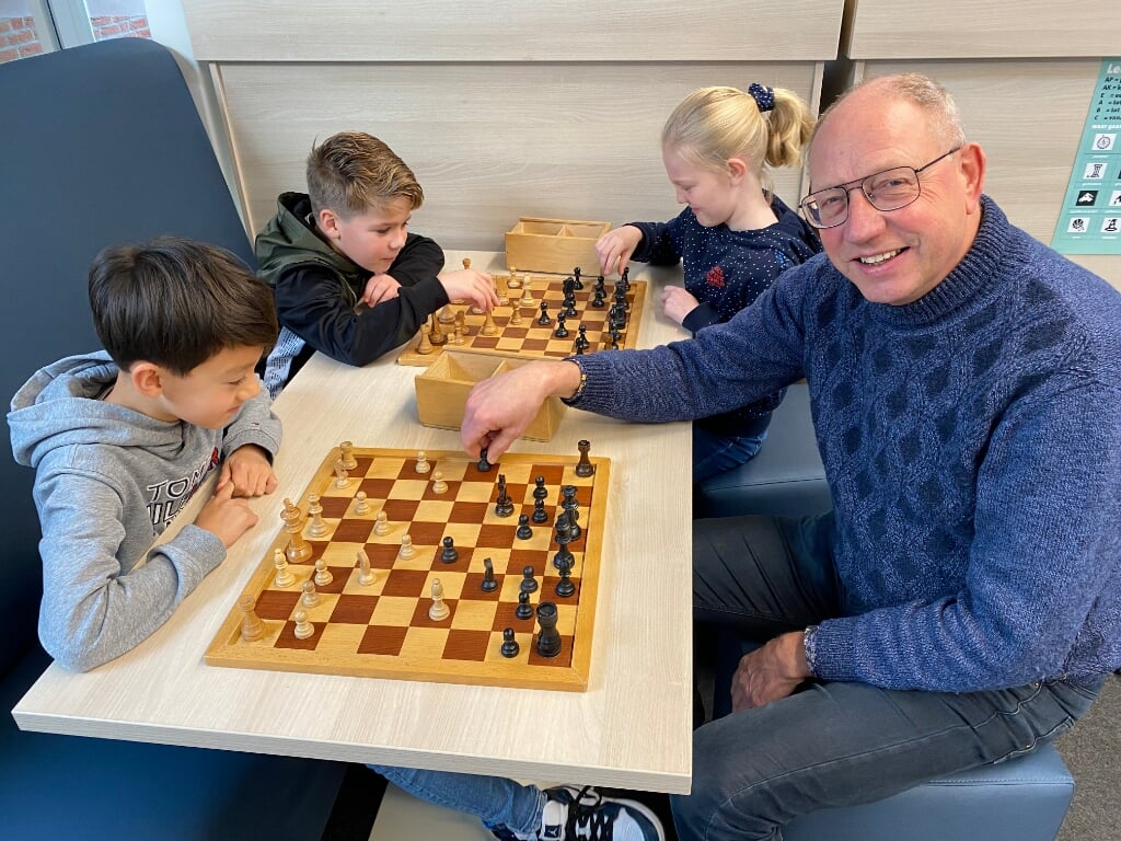 Gertjan van Dijk gaf aan kinderen van groep 6 schaakles.