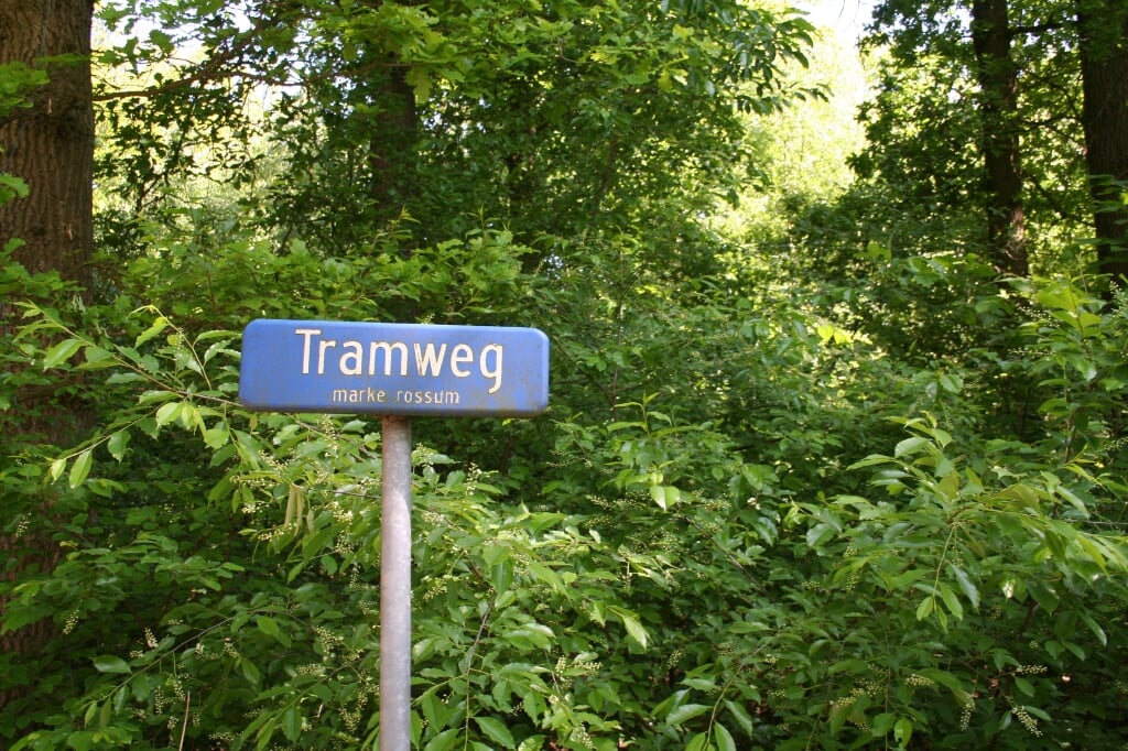 De tramweg; de tram is al lang weg, maar de weg herinnert nog wel aan de route van de tram.