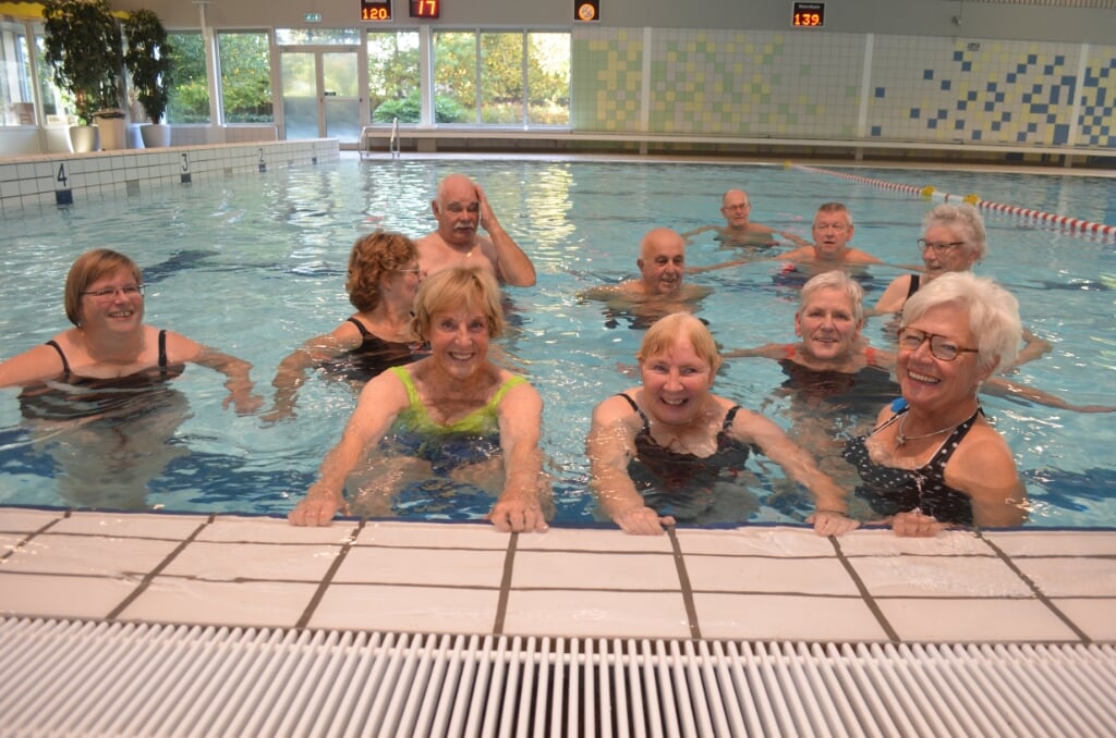 Ruim 35 deelnemers uit de Gemeente Wierden doen mee met het zwemmen voor mensen met een beperking in het zwembad De Kolk.
