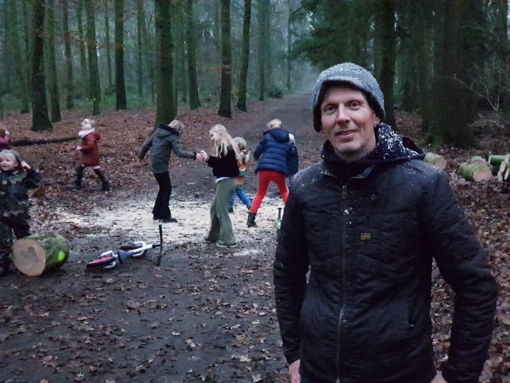 Erwin Welberg, die samen met een groep kids  vlak voor het donker worden nog snel even een rondje door het bos gaat. (Foto: Linda Meijer)