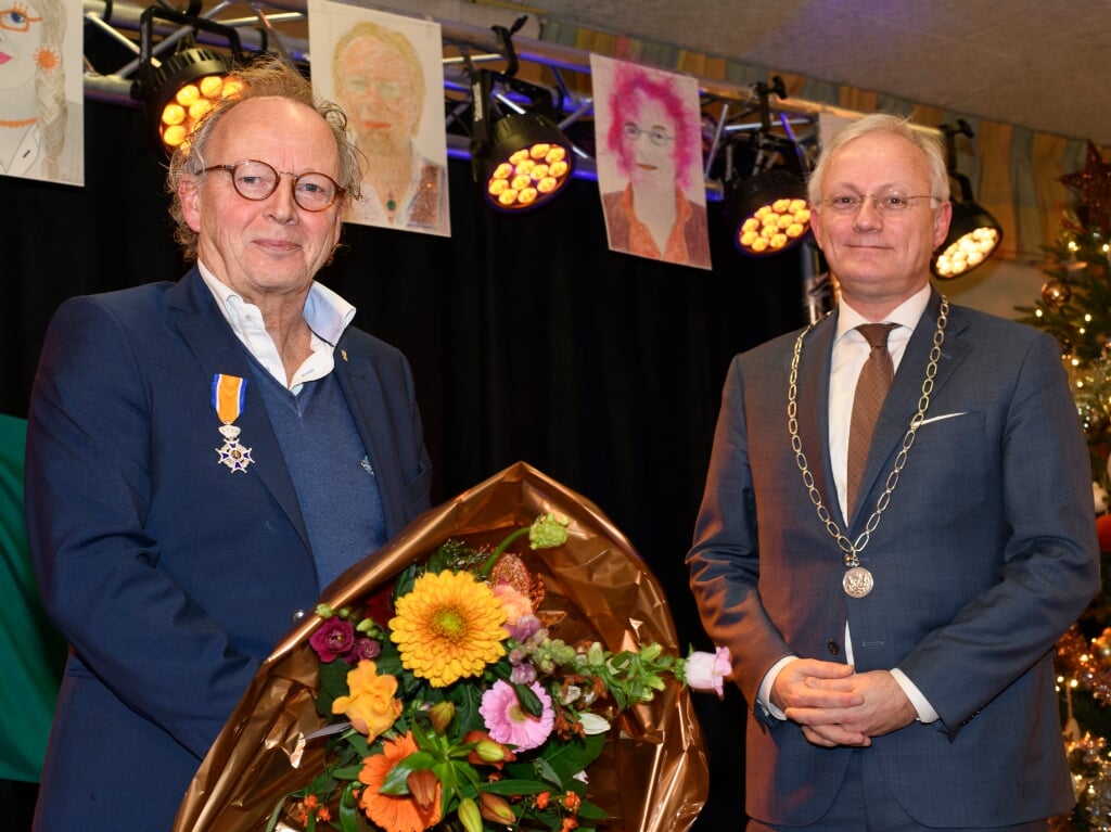 Mooie woorden waren er voor Jan Anema (links) van burgemeester Arjen Gerritsen. (Foto: Herman Wanschers)