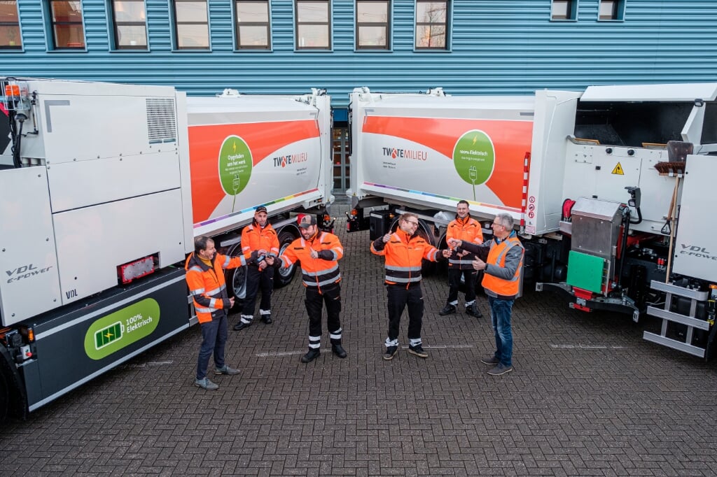 Vier chauffeurs ontvingen afgelopen week de sleutels van de twee nieuwe, volledig elektrische vuilniswagens van Twente Milieu.