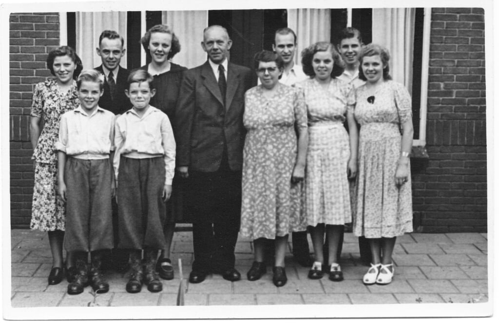 Vader en moeder Agterbos met een aantal familieleden. Het spoor zou als een rode draad door de familiegeschiedenis heenlopen. 