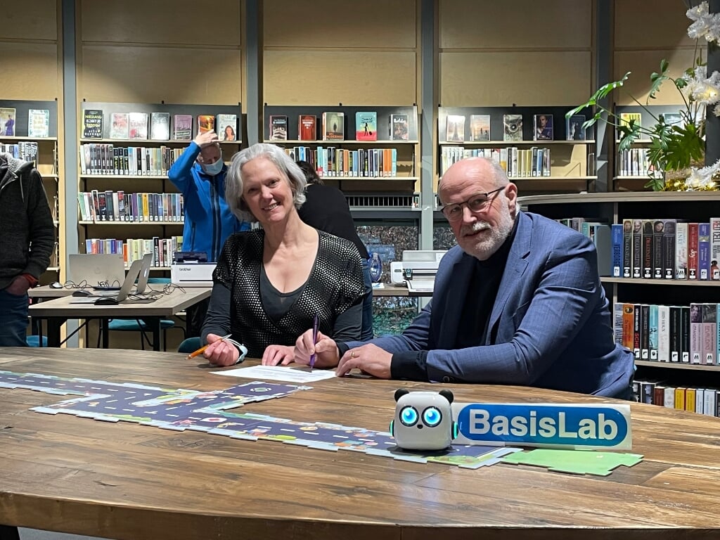  John van der Vegt (Twente Board) en Wilja Jurg (Tetem) ondertekenen de overeenkomst voor de realisatie van de nieuwe BasisLabs.