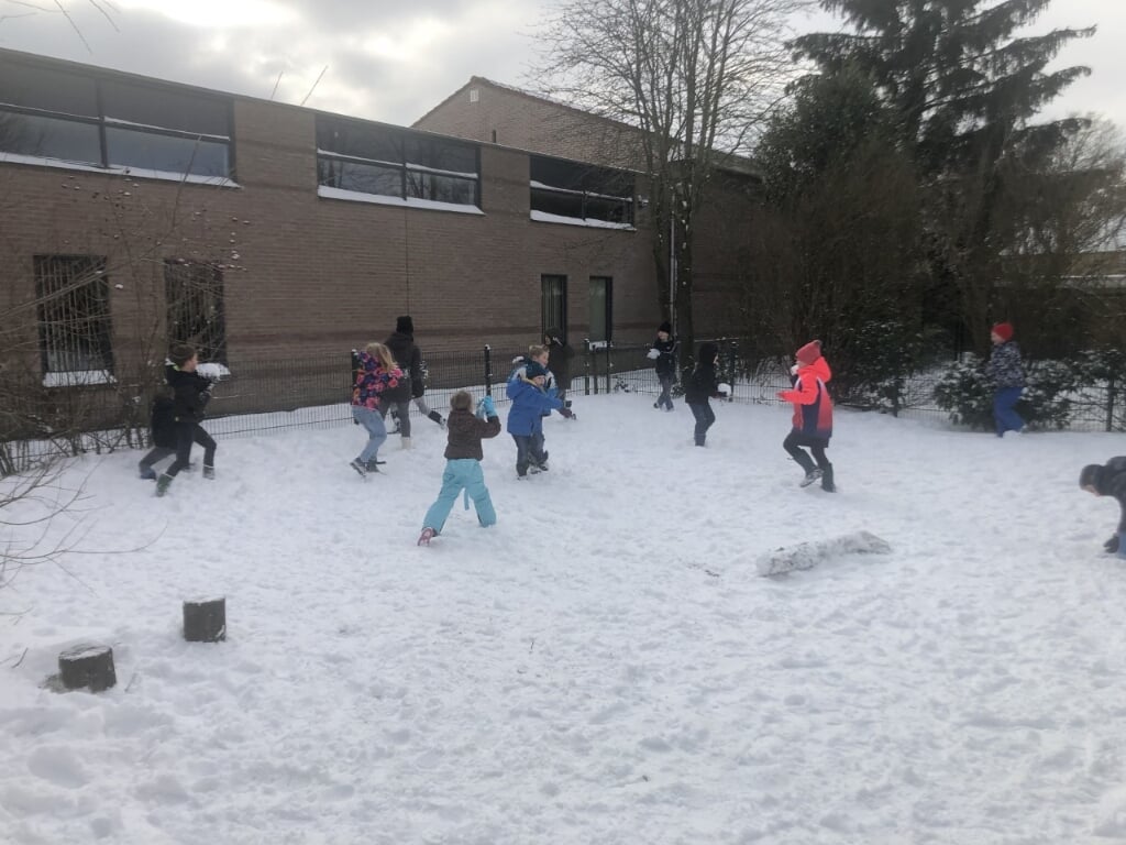 Leerlingen Constantijnschool in de sneeuw