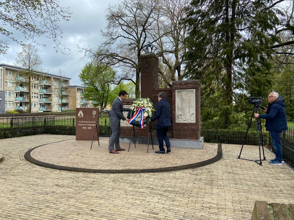 RIJSSEN - Wethouder Erik Wessels (links) en Comitévoorzitter Erik Brinks leggen een krans bij het monument aan Lentfersweg in Rijssen.