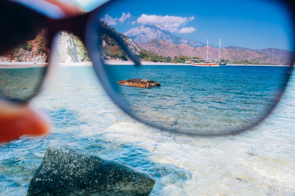 Polariserende glazen kunnen veel hinderlijke reflecties wegnemen. Ideaal voor een vakantie aan het strand.