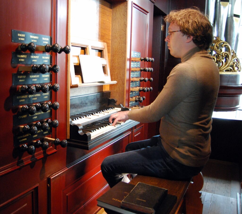 RIJSSEN - Hoofdorganist Jan-Geert Heuvelman achter de speeltafel van het orgel in de Noorderkerk.