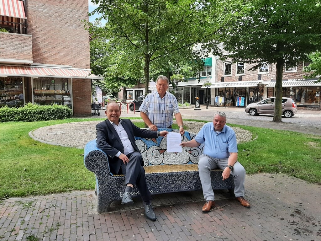 Wethouder Harry Nijhuis, Marcel de Jong en Herman Kuipers: BIZ doet goed werk en krijgt vervolg.