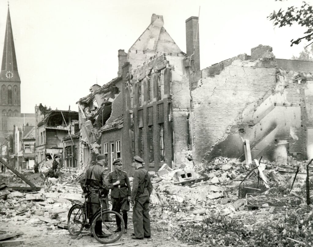 Gebombardeerde Hengelose binnenstad, 8 oktober 1944, fotograaf onbekend, collectie gemeentearchief Hengelo.