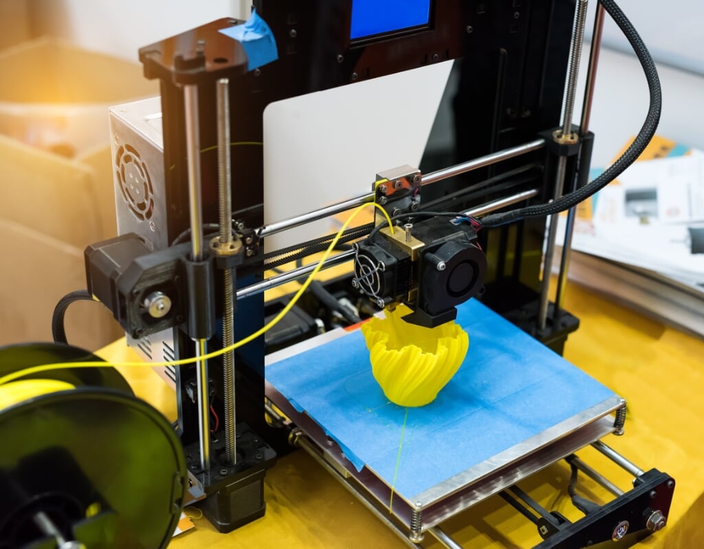 Met een 3D-printer zijn plastic objecten laagje voor laagje op te bouwen. Hiervoor gebruikt men een rol met een lange plastic 'sliert' die in de printkop smelt om een nieuwe laag toe te voegen.