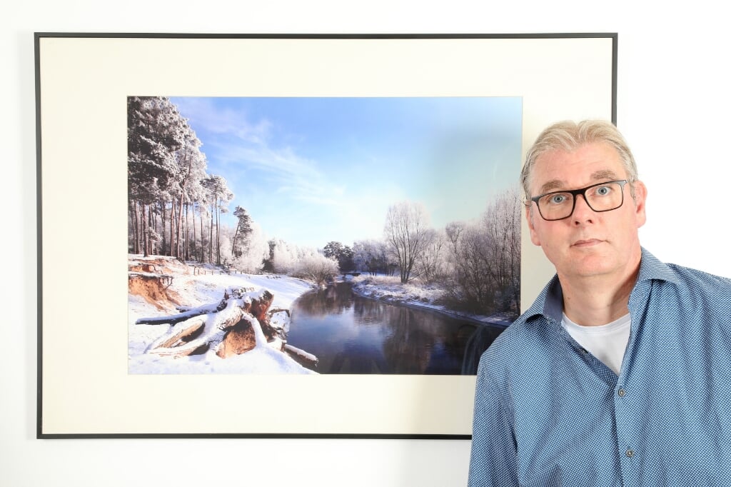 Mathieu Hesselink bij een foto. Hij exposeert momenteel in De Stoevelaar in Goor. Eigen foto.
