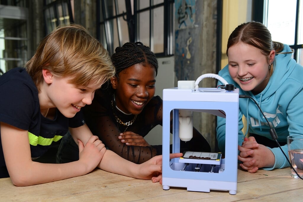 Op lokaal niveau kan de jeugd proeven - soms letterlijk - aan innovaties zoals een 3D-chocolade-printer