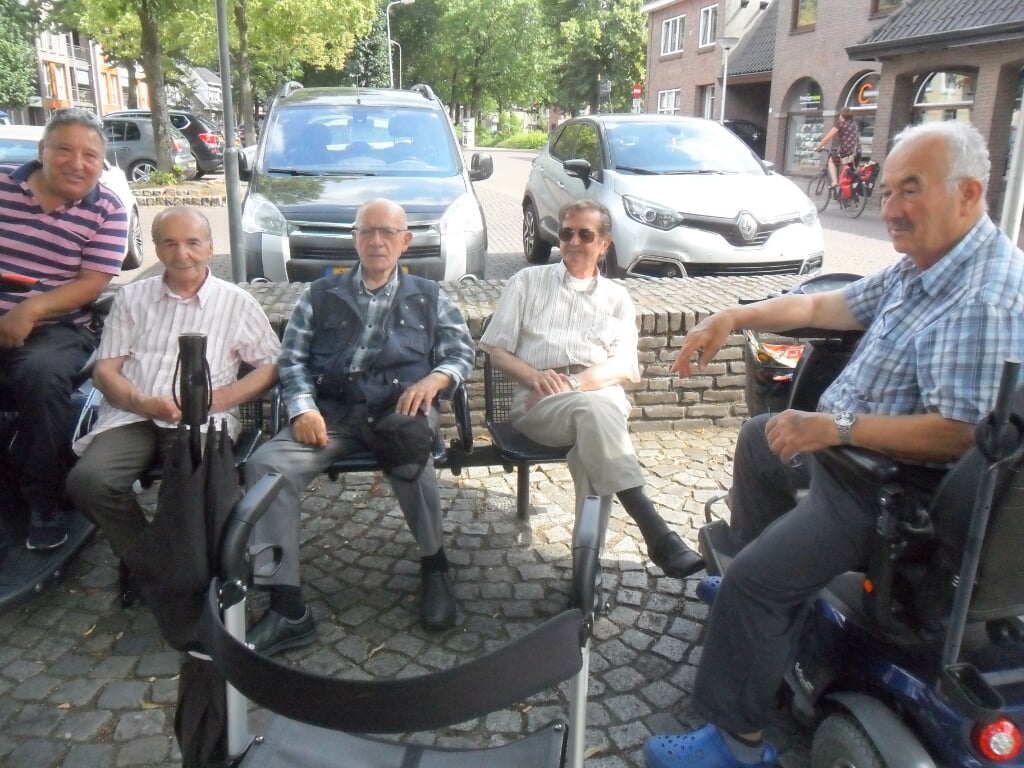 De heren genieten van een gezellige ontmoeting in de Oldenzaalse binnenstad.