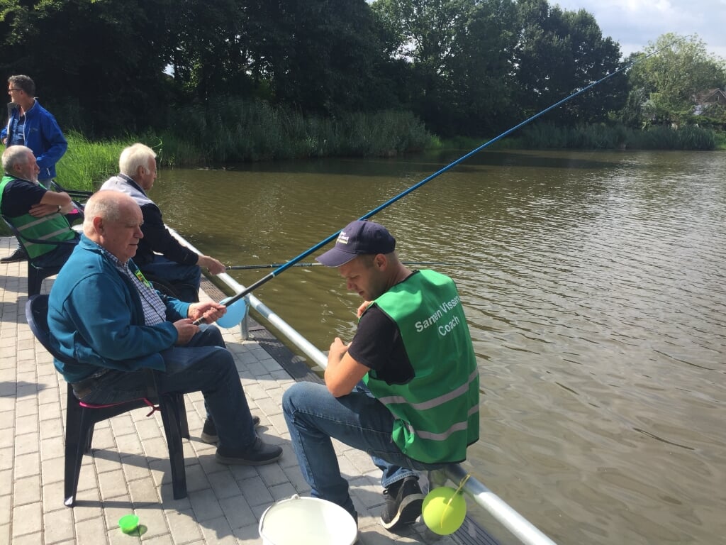 De heer Van der Ziel, deelnemer van dagbesteding Eikenlaan slaat direct al een vis aan de haak