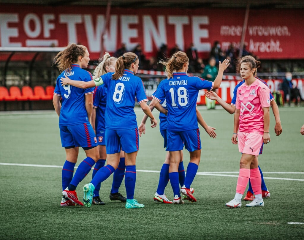 FC Twente Vrouwen won met liefst 9-0 van WFC Nike uit Georgië.