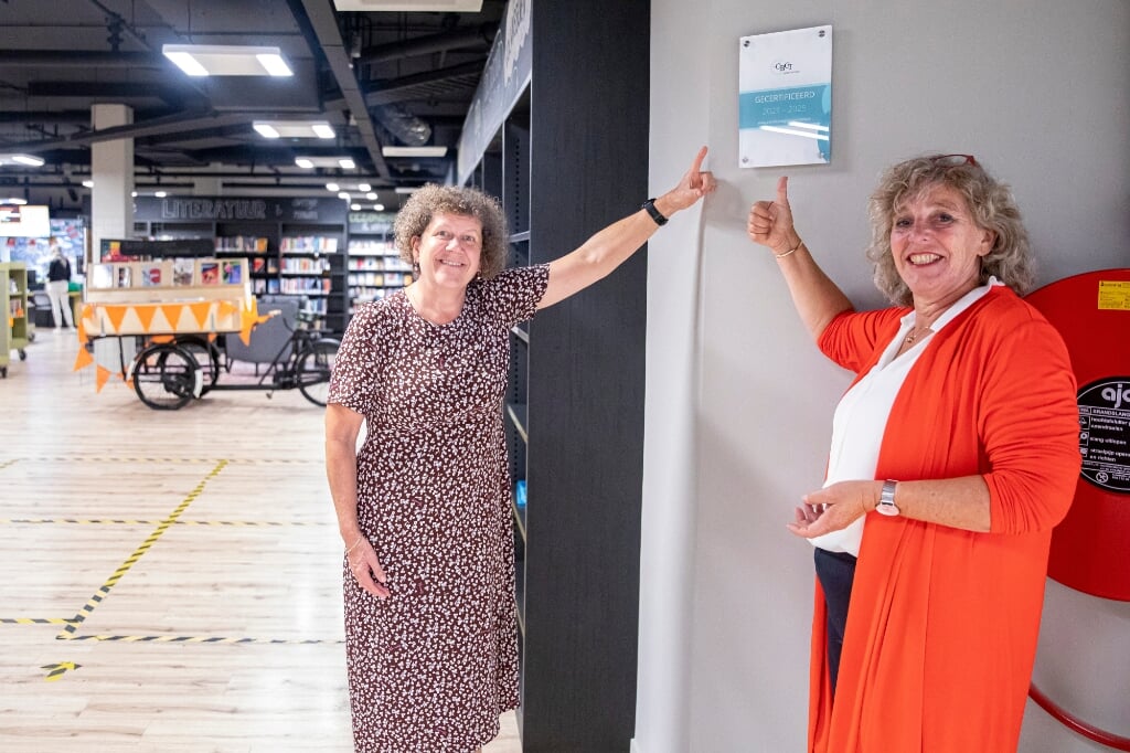 De bibliotheek Oldenzaal toont met trots het nieuwe certificaat. Een erkenning van het vele harde werk van de organisatie.