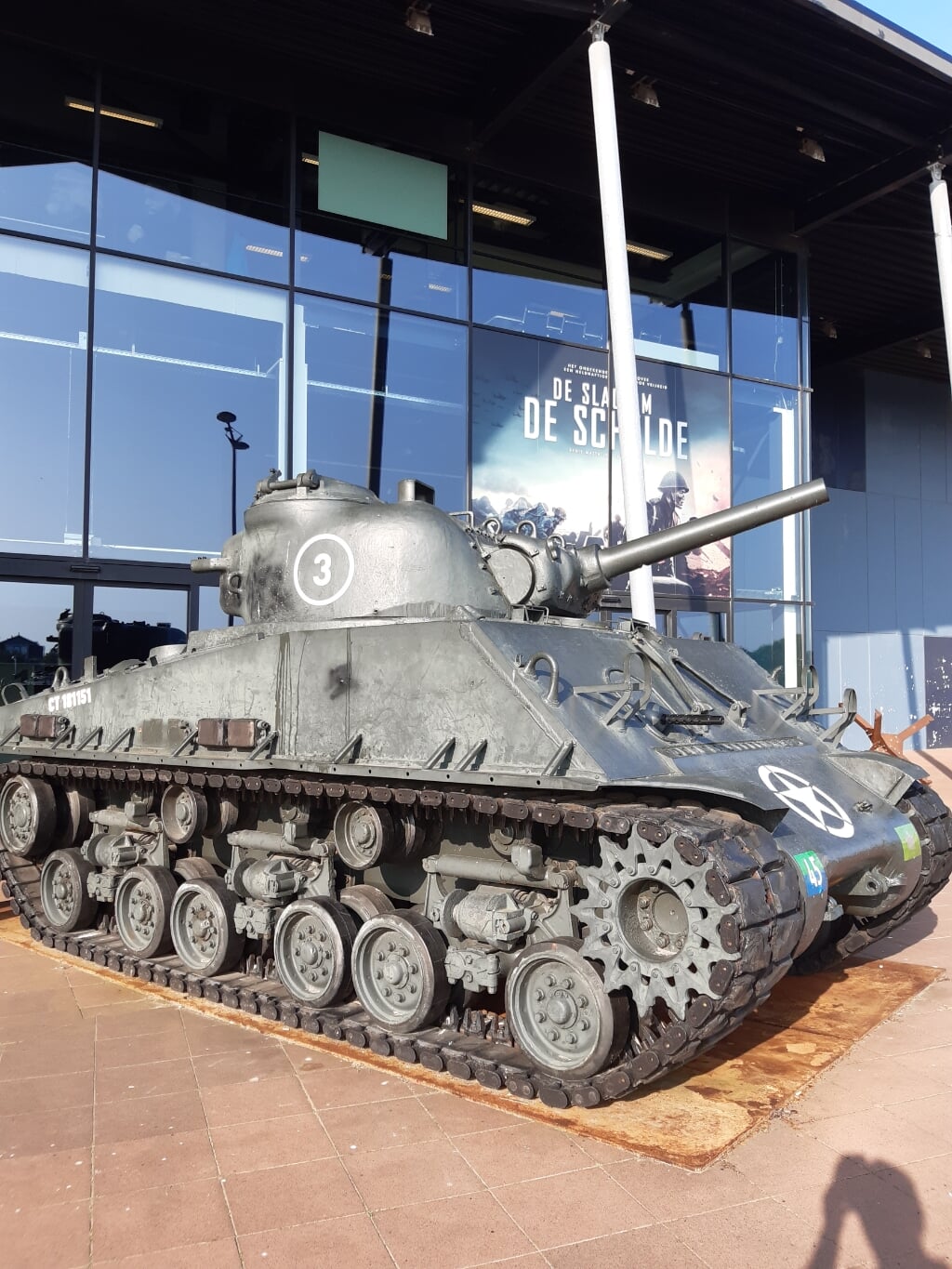 Een Amerikaanse M4 Sherman tank zoals gebruikt in de Tweede Wereldoorlog. Nu een bijzondere blikvanger voor de filmganger.