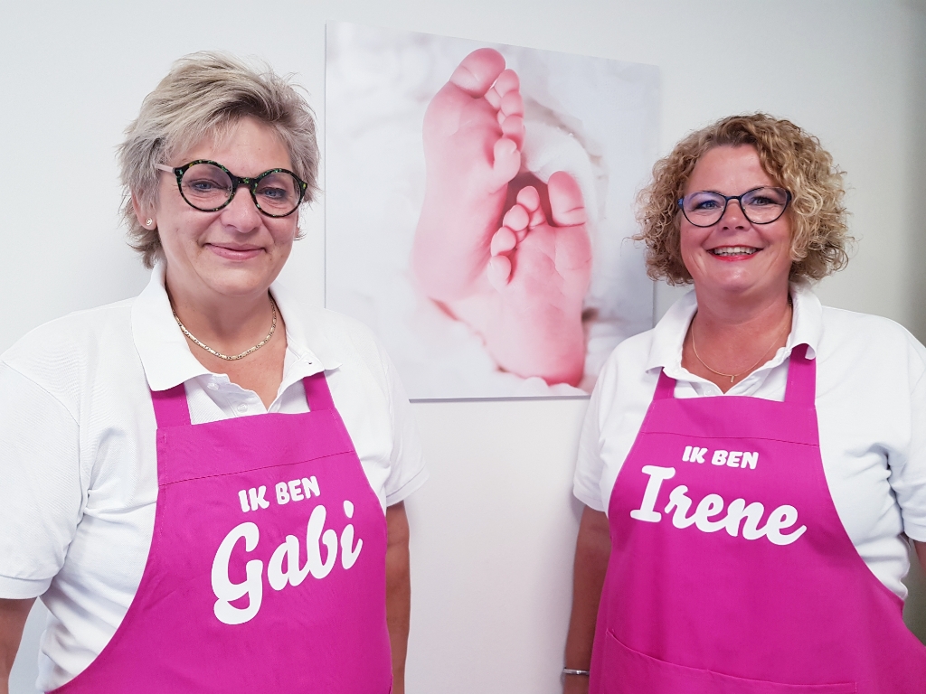 Gabi (links) en Irene, die een goede manier hebben gevonden hun clienten in diverse intellingen op hun gemak te stellen (Foto: Linda Meijer)