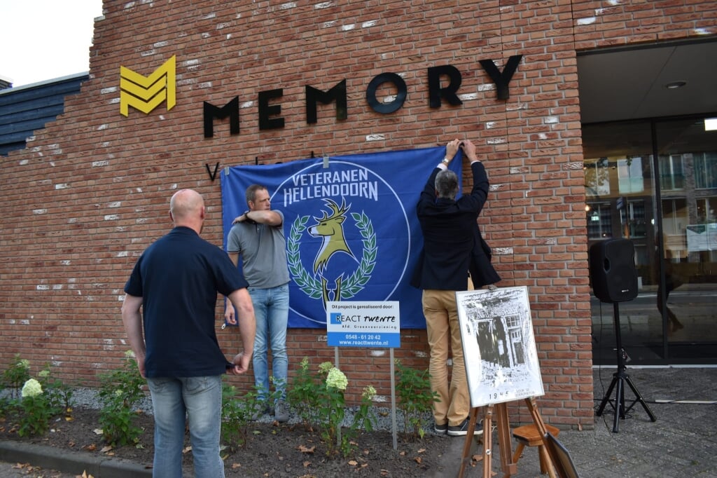 Stichting Veteranen Hellendoorn zorgden voor de aankleding voorafgaand aan de onthulling.