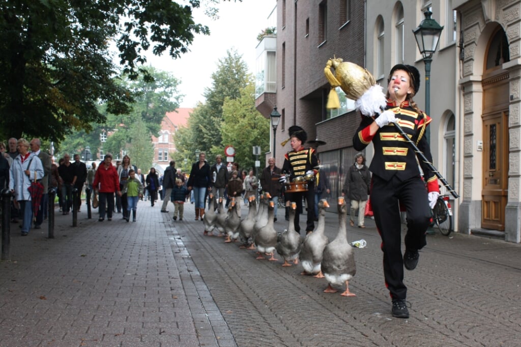 De ganzenfanfare trekt zaterdag door de Losserse straten. Een ludieke muzikale toevoeging bij de Boerenmarkt.