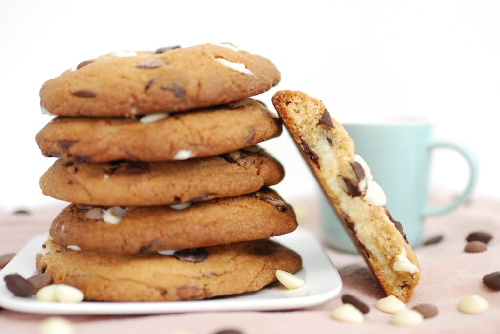 Mega chocolate chipcookies met een cream cheesevulling. Het recept staat op de website van NIki. (Foto: Niki Kommer)
